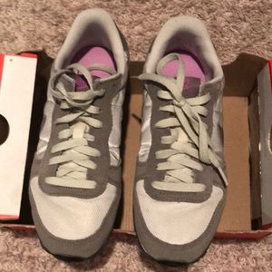 Excellent condition Nike wmns Genicco shoes size 7